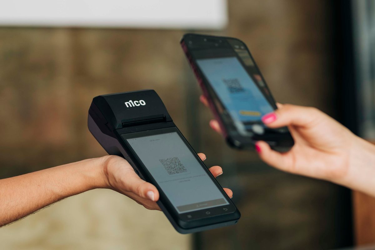 Pago con el teléfono en una terminal de cobro n1co