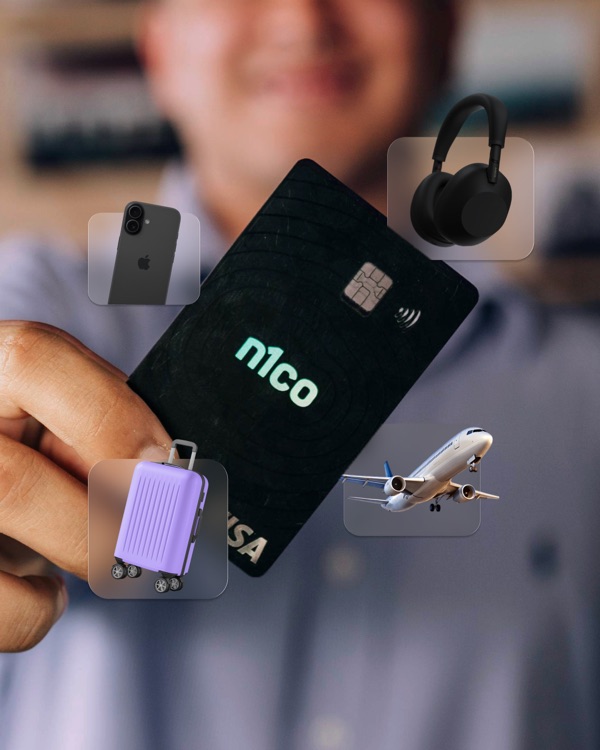 Mano que sostiene una tarjeta n1co negra, rodeada de un celular, audífonos, una valija y un avión
